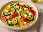 Cous cous estivo con verdure grigliate e feta: ricetta e preparazione Cous Cous estivo con verdure e feta